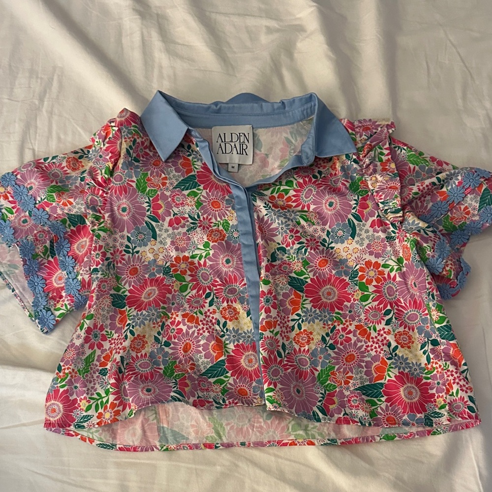 Alden Adair Pink Floral Button-Front Crop Blouse with Blue Collar